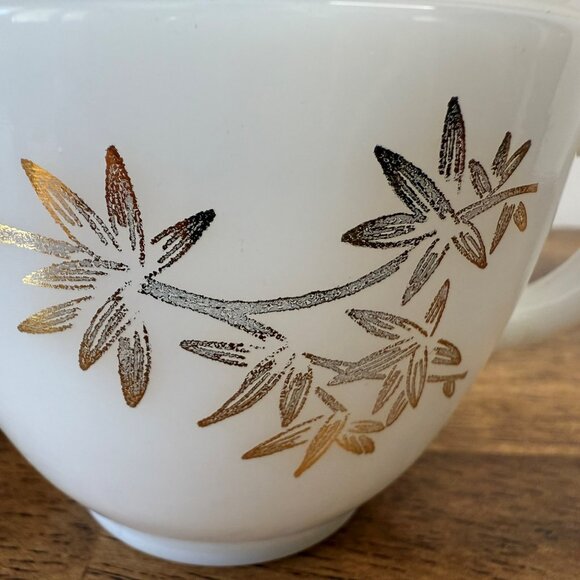 Vintage Milk Glass Lidded Sugar Bowl Gold Leaf Design Federal Heat Proof - Picture 4 of 7